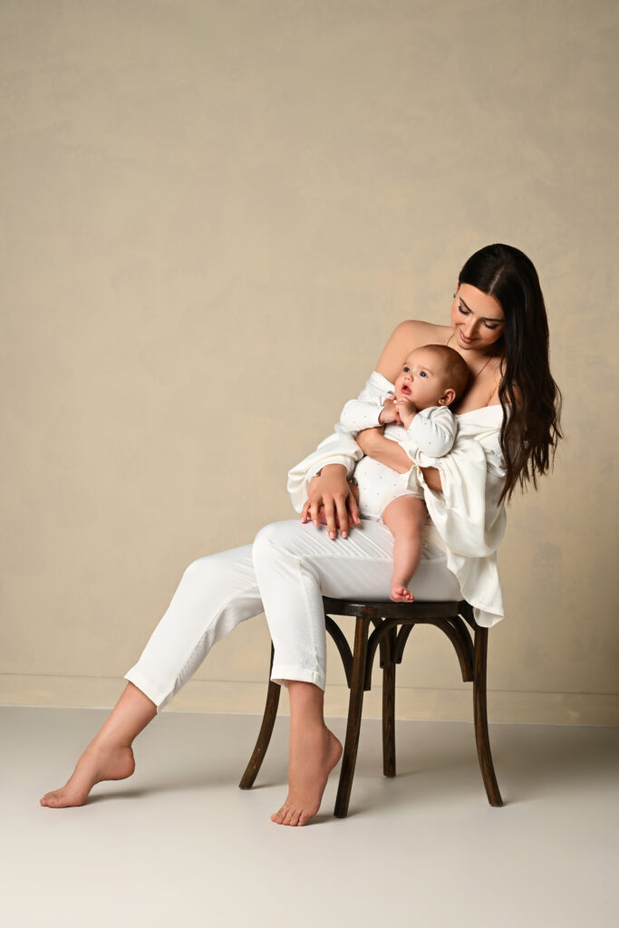 Indoor maternity photoshoot