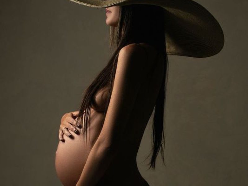 How to Include Your Partner in a Maternity Session