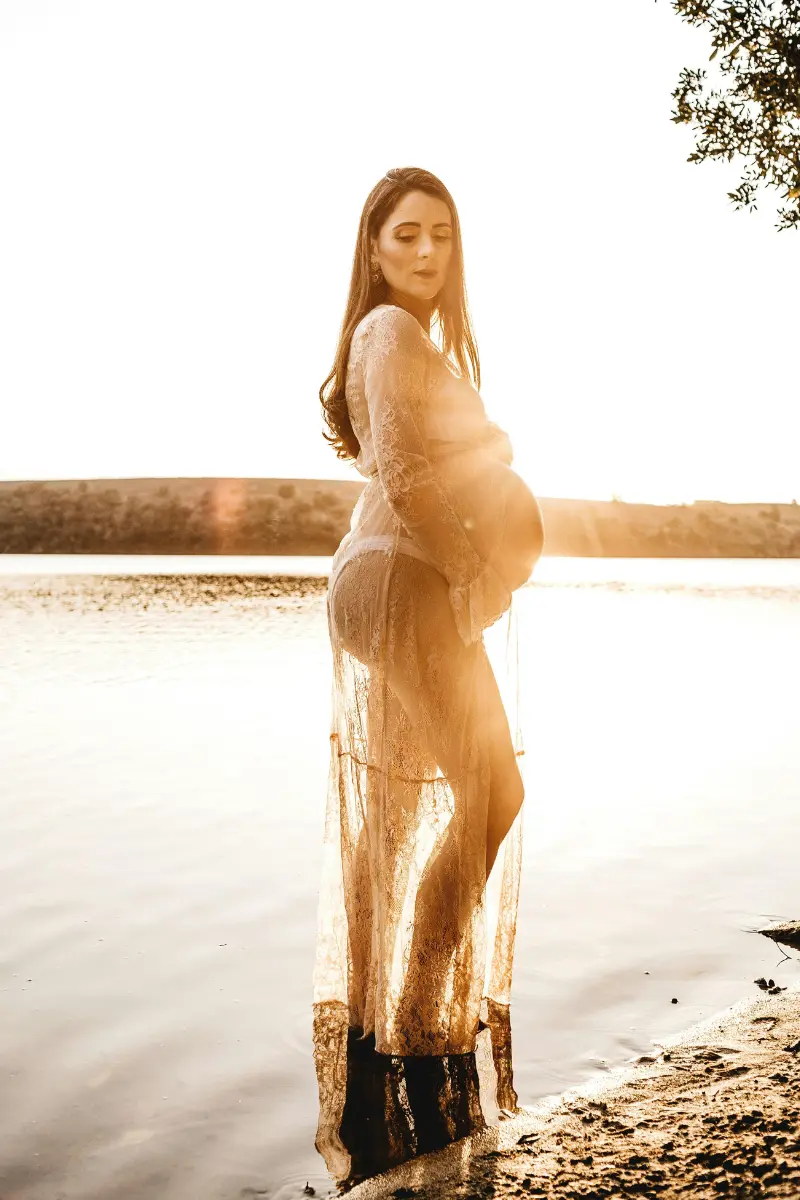 Maternity Photoshoot Poses (1)
