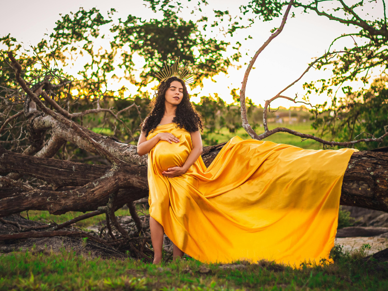 Maternity Photoshoot Outfits: What to Wear in 2025