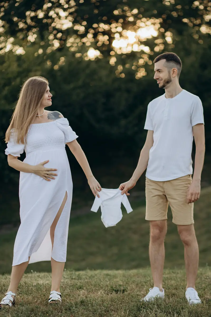 outdoor maternity photoshoot couple (1)